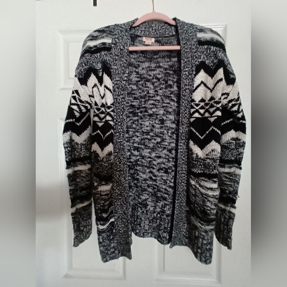 Black and white zig zag sweater - Picture 3 of 9